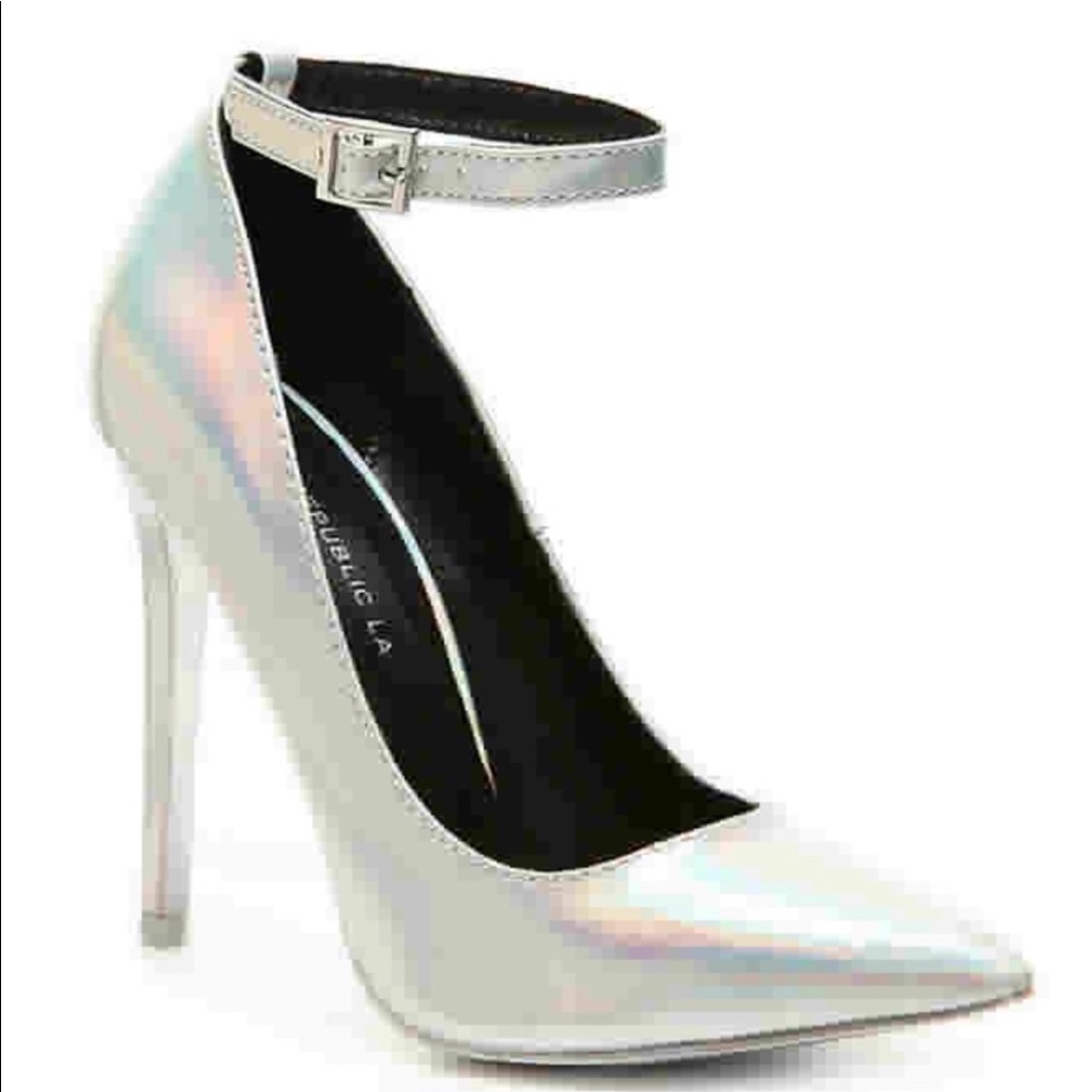 🔥HUGE SALE🔥 Silver Pointed toe pump 😍👠